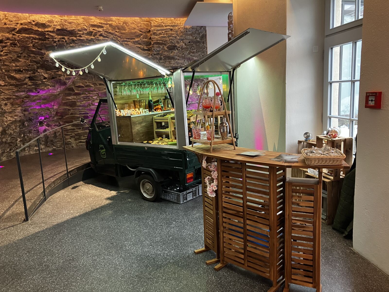 Cocktailbar-Aufbau mit Deko